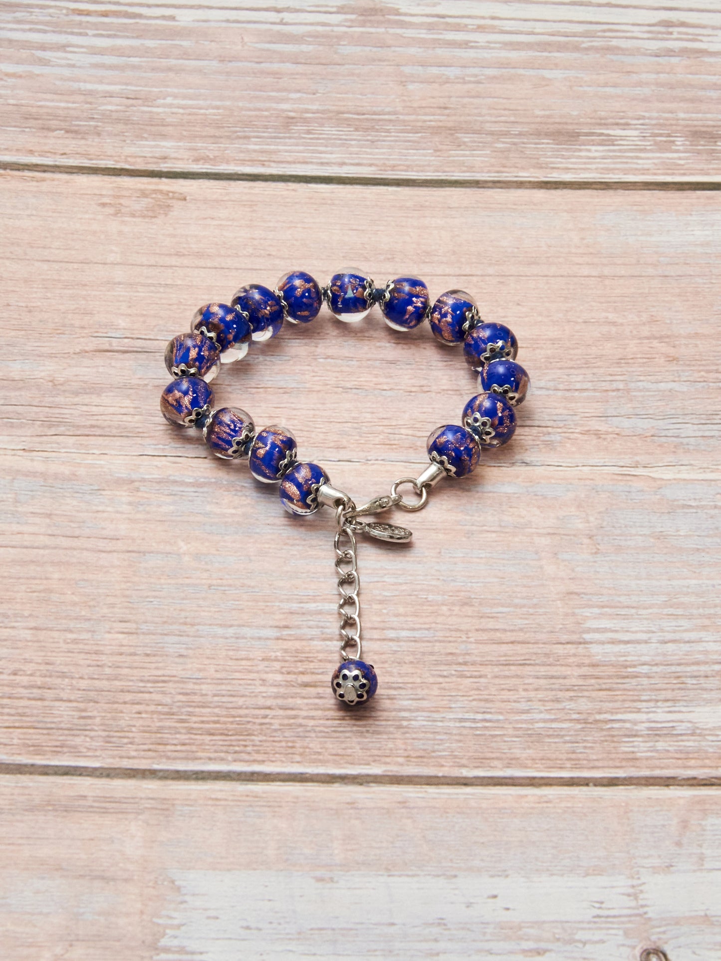 BRS1-Bracciale in Vetro di Murano garantito, realizzato interamente a mano con 15 Perle da 8 mm lungo 18,5 cm - Silver (Avventurina Pasta 242 Blu Scuro)